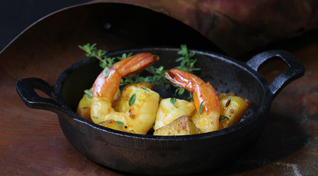 photo of shrimp appetiser in skillet